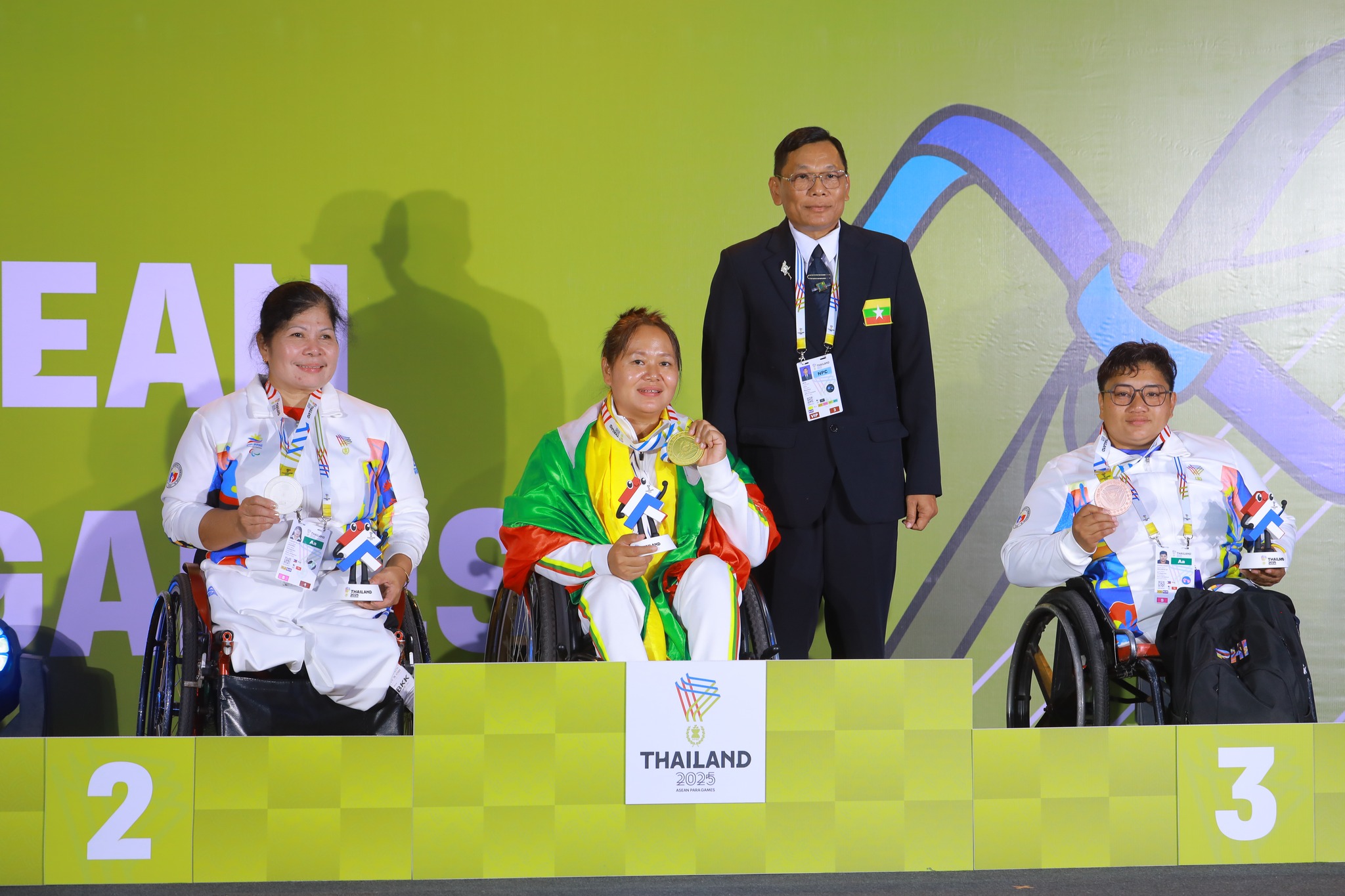 (၁၃)ကြိမ်မြောက် အာဆီယံမသန်စွမ်းအားကစားပြိုင်ပွဲတွင် မြန်မာနိုင်ငံအတွက် ပထမဦးဆုံးနှင့် ဒုတိယမြောက် ရွှေတံဆိပ်ဆုကို ရေကူးအားကစားနည်းမှ ဆွတ်ခူးရယူပေးနိုင်ခဲ့ပြီး တတိယမြောက်နှင့် စတုတ္ထမြောက် ရွှေတံဆိပ်ဆုတို့ကို ပြေးခုန်ပစ်အားကစားနည်းမှ ထပ်မံဆွတ်ခူးရရှိ