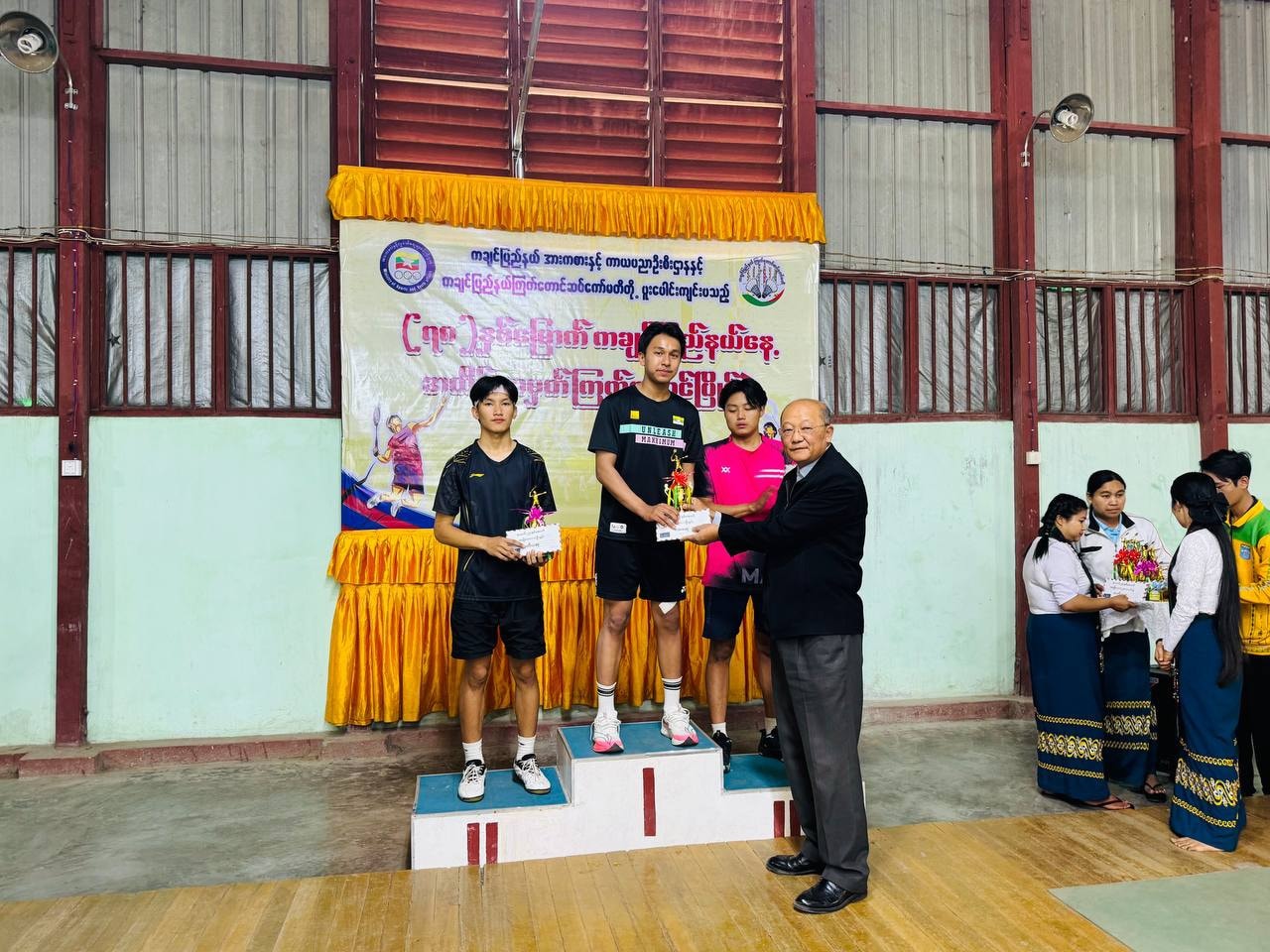 မြန်မာနိုင်ငံအိုလံပစ်ကော်မတီဥက္ကဋ္ဌ၊ အားကစားနှင့်လူငယ်ရေးရာဝန်ကြီးဌာနနှင့် ဟိုတယ်နှင့်ခရီးသွားလာရေးဝန်ကြီးဌာန၊ ပြည်ထောင်စုဝန်ကြီး Jeng Phang နော်တောင် မြစ်ကြီးနားမြို့ရှိ လက်ဝှေ့အားကစားရုံနှင့် ငြိမ်းချမ်းသာယာ ကြက်တောင်ရုံတွင် ကျင်းပသည့် (၇၈)နှစ်မြောက် ကချင်ပြည်နယ်နေ့ အထိမ်းအမှတ် ဖိတ်ခေါ် လက်ဝှေ့ပြိုင်ပွဲနှင့် ကြက်တောင်ပြိုင်ပွဲများ ဆုချီးမြှင့်ပွဲသို့ တက်ရောက်သည့်သတင်း