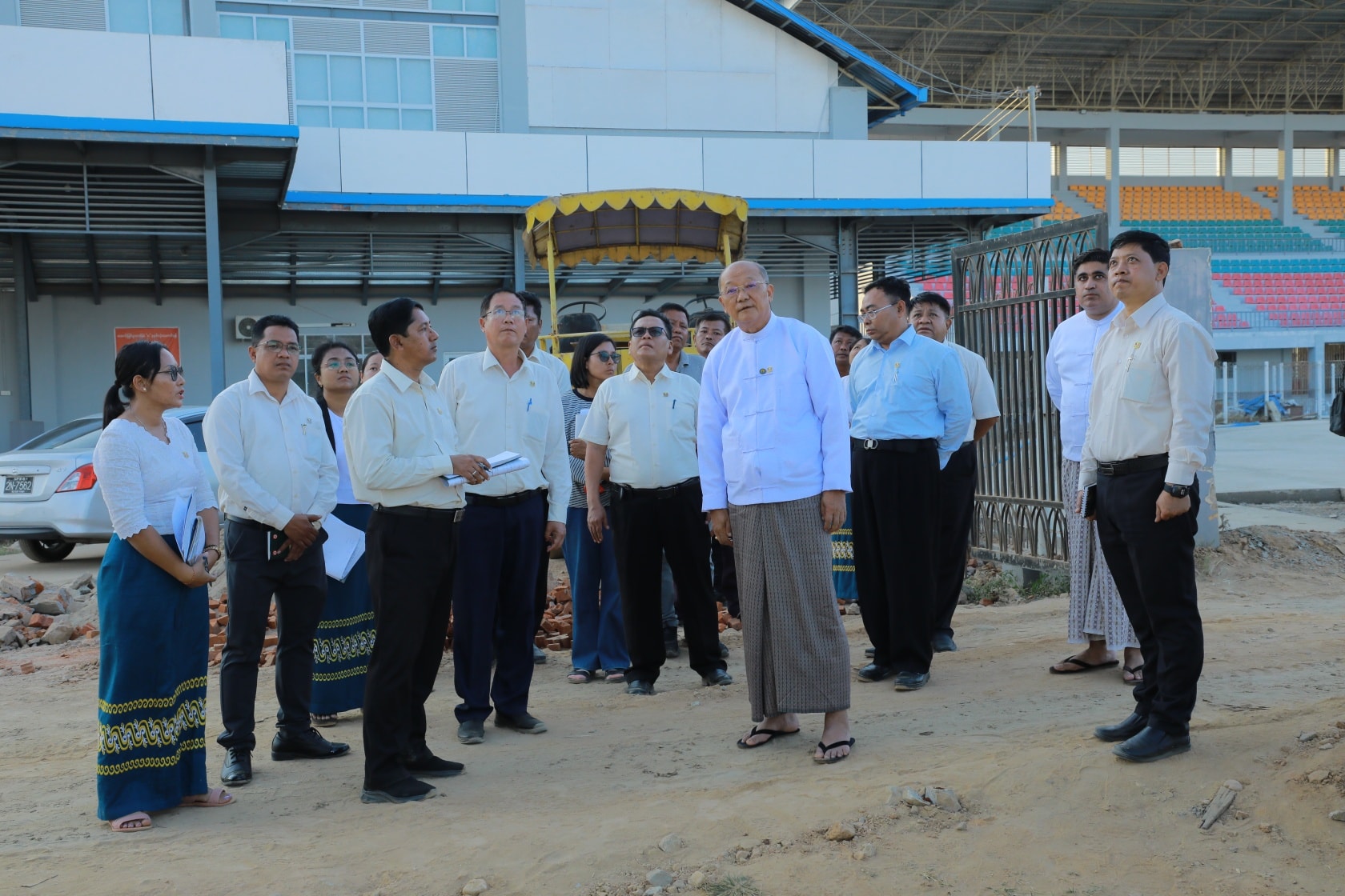 ပြည်ထောင်စုဝန်ကြီး Jeng Phang နော်တောင် မန္တလေးငလျင်ကြောင့် ထိခိုက်ပျက်စီးခဲ့သည့် ပြည်ထောင်စုနယ်မြေ နေပြည်တော်ကောင်စီ၏ ပင်မအားကစားကွင်းဖြစ်သည့် ရွှေကြာပင်အားကစားကွင်းအတွင်းရှိ ဘောလုံးကွင်း ဂျပန်မြက်များ ပြန်စိုက်နိုင်ရေးအတွက် ကွင်းမြေညှိခြင်း၊ မီတာ ၄၀၀ Synthetic ပြေးလမ်းခင်းကျင်းခြင်းနှင့် မိုးလုံလေလုံ အားကစားရုံ ပြန်လည်ပြုပြင်ခြင်းလုပ်ငန်းဆောင်ရွက်နေမှုများအား လိုက်လံကြည့်ရှုစစ်ဆေး