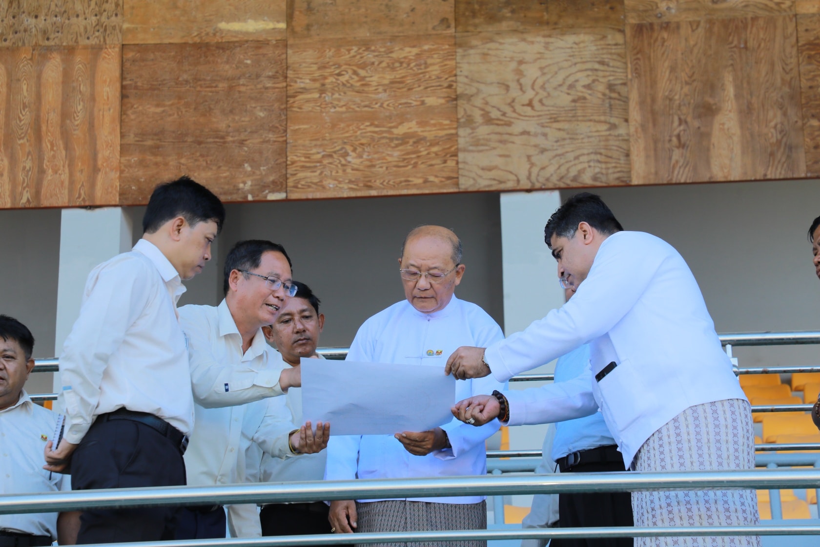 အားကစားနှင့် လူငယ်ရေးရာဝန်ကြီးဌာနနှင့် ဟိုတယ်နှင့် ခရီးသွားလာရေးဝန်ကြီးဌာန၊ ပြည်ထောင်စုဝန်ကြီး Jeng Phang နော်တောင် မန္တလေးငလျင်ကြီးကြောင့် ထိခိုက်ပျက်စီးခဲ့သည့် ပြည်ထောင်စုနယ်မြေ၊ နေပြည်တော်ကောင်စီ၏ ပင်မအားကစားကွင်း ဖြစ်သည့် ရွှေကြာပင်အားကစားကွင်း အတွင်းရှိ ဘောလုံးကွင်း ဂျပန်မြက်များ ပြန်စိုက်နိုင်ရေးအတွက် ကွင်းမြေညှိခြင်းအား ကြည့်ရှုစစ်ဆေးသည့်သတင်း