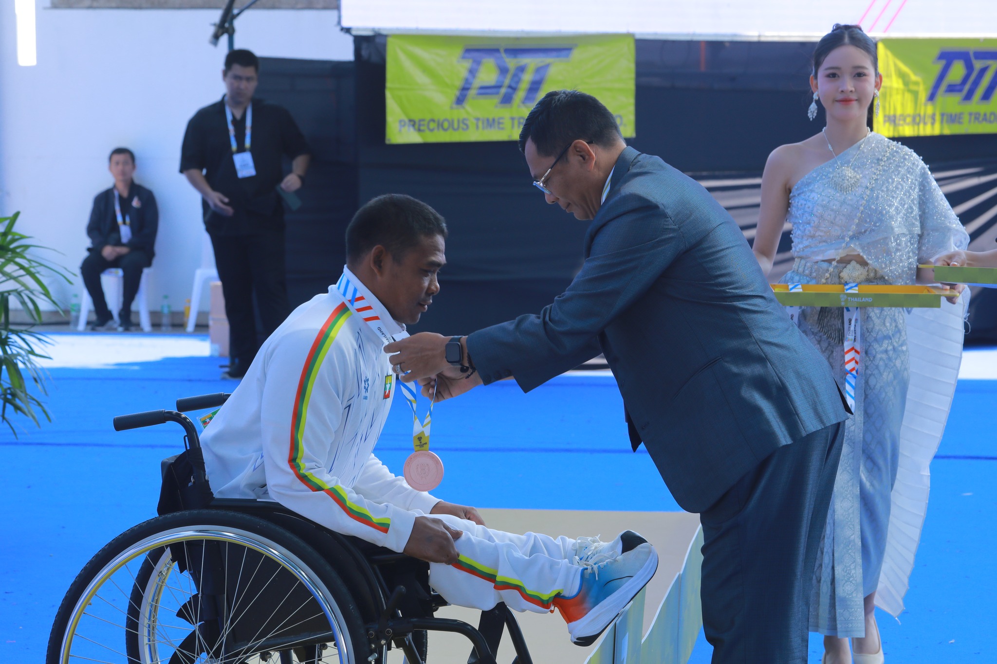 (၁၃)ကြိမ်မြောက် အာဆီယံမသန်စွမ်း အားကစားပြိုင်ပွဲတွင် ထိုင်လျက်ဘော်လီဘော အားကစားနည်းမှ ရွှေတံဆိပ်ဆုနှင့် ဘောလုံးအားကစားနည်းမှ ငွေတံဆိပ်ဆုများ ထိုက်ထိုက် တန်တန် ဆွတ်ခူးရရှိပြီး ရွှေတံဆိပ် (၂၀)ခု၊ ငွေတံဆိပ် (၁၉)ခုနှင့် ကြေးတံဆိပ် (၂ဝ)ခုဖြင့် မြန်မာမသန်စွမ်း အားကစားအဖွဲ့သည် နိုင်ငံအလိုက်အဆင့် (၆)နေရာ၌ ရပ်တည်