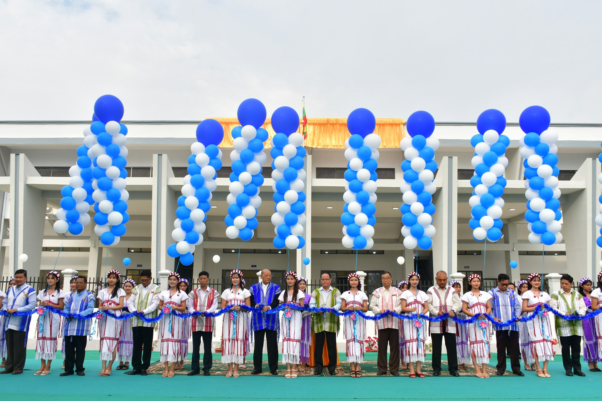 (၈၁) နှစ်မြောက် တပ်မတော်နေ့ကို ကြိုဆိုဂုဏ်ပြုသောအားဖြင့် ကရင်ပြည်နယ်၊ ဘားအံမြို့၊ လှာကမြင်ကွက်သစ်ရှိ ဇွဲကပင်မိုးလုံလေလုံအားကစားရုံ ဖွင့်ပွဲအခမ်းအနားကျင်းပ