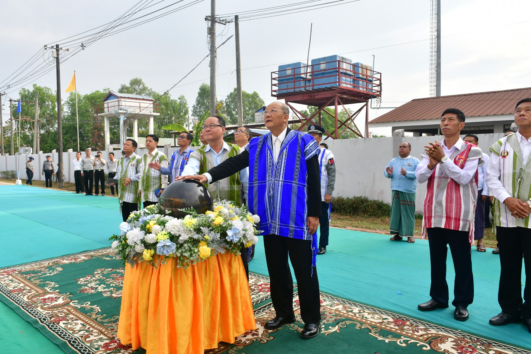 အားကစားနှင့် လူငယ်ရေးရာဝန်ကြီးဌာနနှင့် ဟိုတယ်နှင့် ခရီးသွားလာရေးဝန်ကြီးဌာန၊ ပြည်ထောင်စုဝန်ကြီး Jeng Phang နော်တောင် (၈၁)နှစ်မြောက် တပ်မတော်နေ့ကို ကြိုဆို ဂုဏ်ပြုသောအားဖြင့် ကရင်ပြည်နယ်၊ ဘားအံမြို့၊ လှာကမြင်ကွက်သစ်ရှိ ဇွဲကပင် မိုးလုံလေလုံ အားကစားရုံ ဖွင့်ပွဲတက်ရောက်