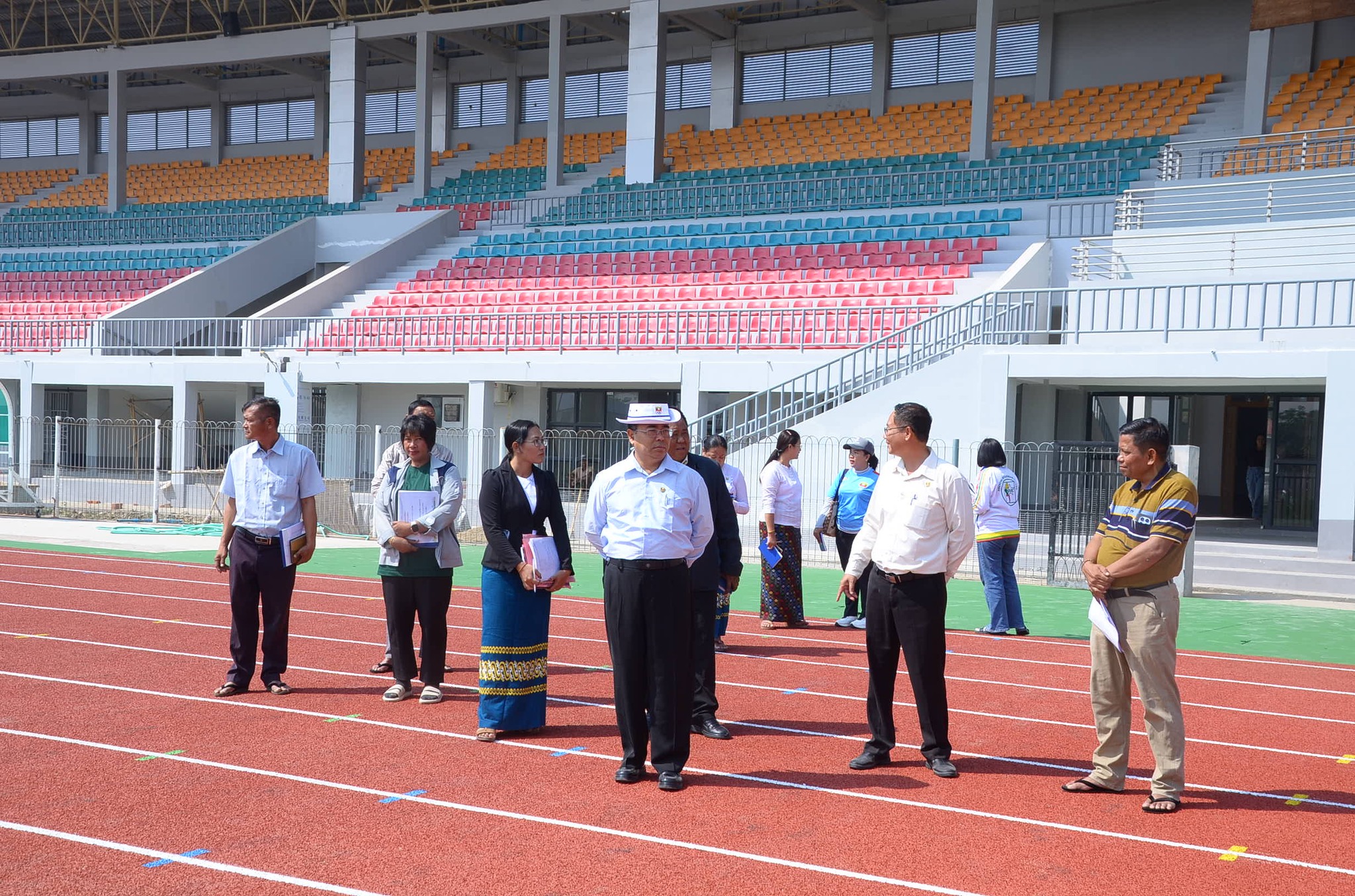 အားကစားနှင့်လူငယ်ရေးရာဝန်ကြီးဌာန၊ ဒုတိယဝန်ကြီး ဦးထိန်လင်း မန္တလေးငလျင်ကြီးကြောင့် ထိခိုက်ပျက်စီးခဲ့သည့် ဝဏ္ဏသိဒ္ဓိအားကစားကွင်း၊ အားကစားရုံ၊ ရေကူးကန်နှင့် ရွှေကြာပင်အားကစားကွင်း မိုးလုံ လေလုံ အားကစားရုံနှင့် ဒက္ခိဏသီရိမြို့နယ် အားကစားကွင်းများသို့ ကြည့်ရှုစစ်ဆေးသည့်သတင်း