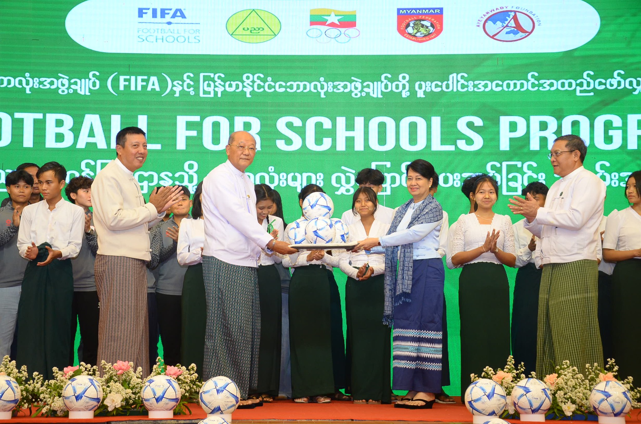 ပြည်ထောင်စုဝန်ကြီး Jeng Phang နော်တောင် ကမ္ဘာ့ဘောလုံးအဖွဲ့ချုပ်(FIFA) နှင့် မြန်မာနိုင်ငံ ဘောလုံးအဖွဲ့ချုပ်တို့ ပူးပေါင်း အကောင်အထည်ဖော်လျက်ရှိသည့် Football For Schools Program ဖြင့် ပညာရေးဝန်ကြီးဌာနသို့ ဘောလုံးများ လွှဲပြောင်းပေးအပ်ခြင်း အခမ်းအနားသို့ တက်‌ရောက်သည့်သတင်း