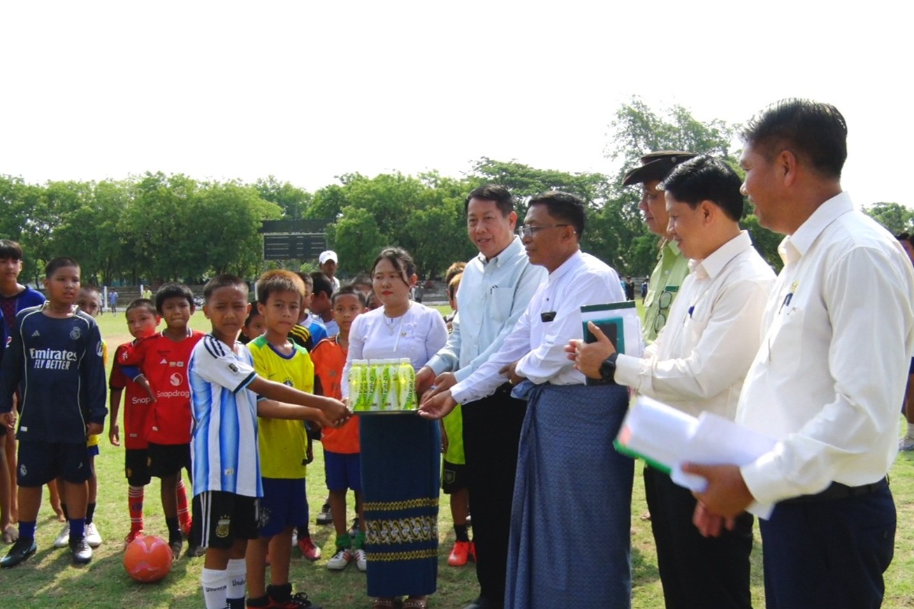 ပြည်ထောင်စုဝန်ကြီး ဦးရဲမြင့်ထွန်း မန္တလေးတိုင်းဒေသကြီး မိတ္ထီလာမြို့နယ်အတွင်း Smart School နှင့် Football For School ဆိုင်ရာ လုပ်ငန်းဆောင်ရွက်နေမှုများ၊ ခရိုင်အားကစားကွင်းအတွင်း Synthetic ပြေးလမ်း ခင်းကျင်းပြီးစီးမှု အခြေအနေနှင့် အားကစားကွင်း/ အားကစားရုံများအား လိုက်လံကြည့်ရှုစစ်ဆေးသည့်သတင်း