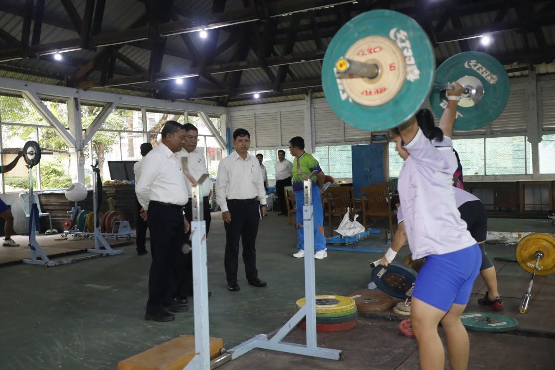 အားကစားရေးရာဝန်ကြီးဌာန၊ ဒုတိယဝန်ကြီး ဦးညီညီ ၂၀၂၇ ခုနှစ်၊ မလေးရှားနိုင်ငံတွင် အိမ်ရှင်အဖြစ် လက်ခံကျင်းပမည့် (၃၄)ကြိမ်မြောက် အရှေ့တောင်အာရှအားကစားပြိုင်ပွဲသို့ ဝင်ရောက် ယှဉ်ပြိုင်ရန် စခန်းသွင်းလေ့ကျင့်လျက်ရှိသည့် ပဏာမလက်ရွေးစင် အလေးမအားကစားသမားများနှင့် ဝူရှူးအားကစားသမားများ၏ လေ့ကျင့်နေမှုများအား ကြည့်ရှုစစ်ဆေး